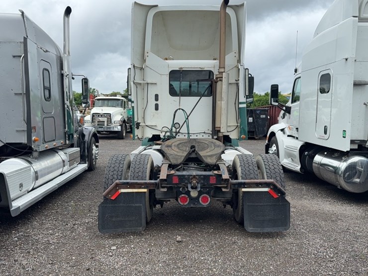 #2106-•-2004-freightliner-single-axle-road-tractor-image-9