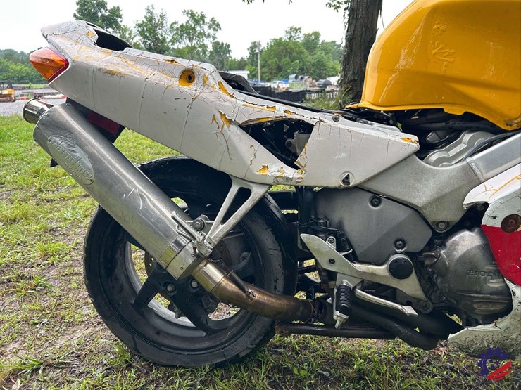 2000-honda-vfr800-(interceptor)-motorcycle-image-15