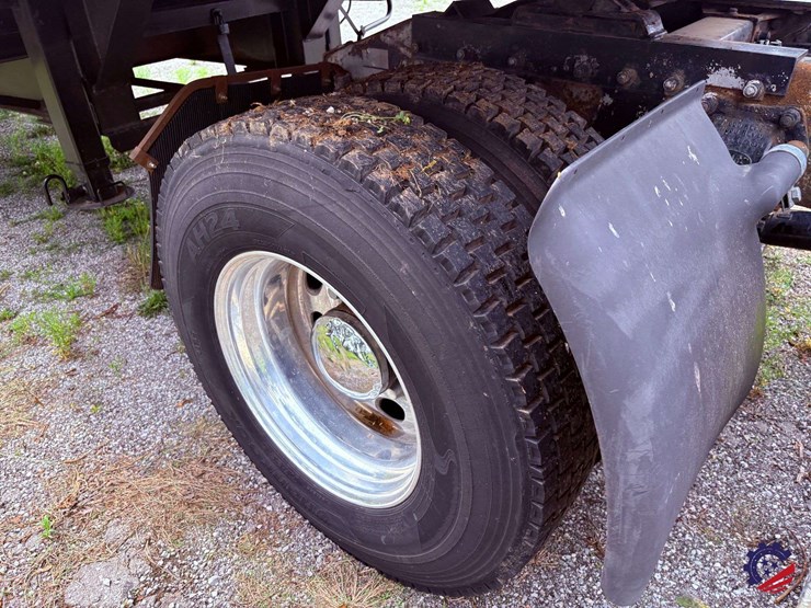 2006-peterbilt-335-image-30