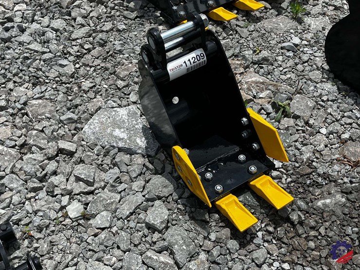 unused-2026-ce-8in-toothed-bucket-image-1