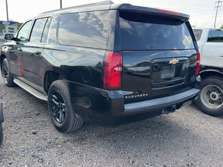 2015-chevrolet-suburban-image-8