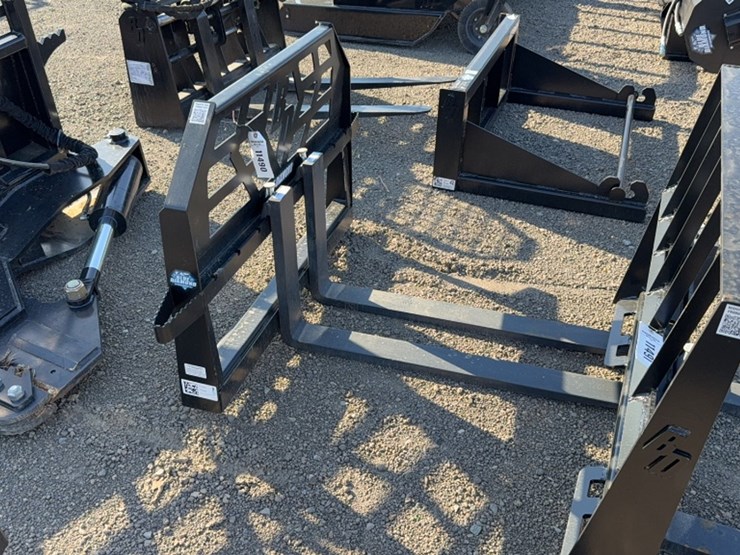 #2045-•-blue-diamond-48"-skid-steer-pallet-forks-image-2