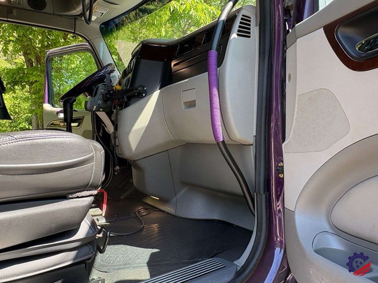 2020-peterbilt-579-image-90