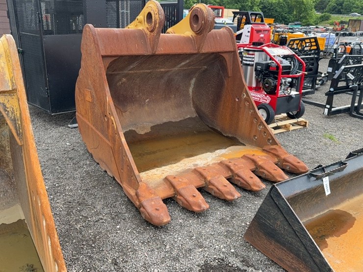 #2033-•-cat-66"-excavator-bucket-image-1