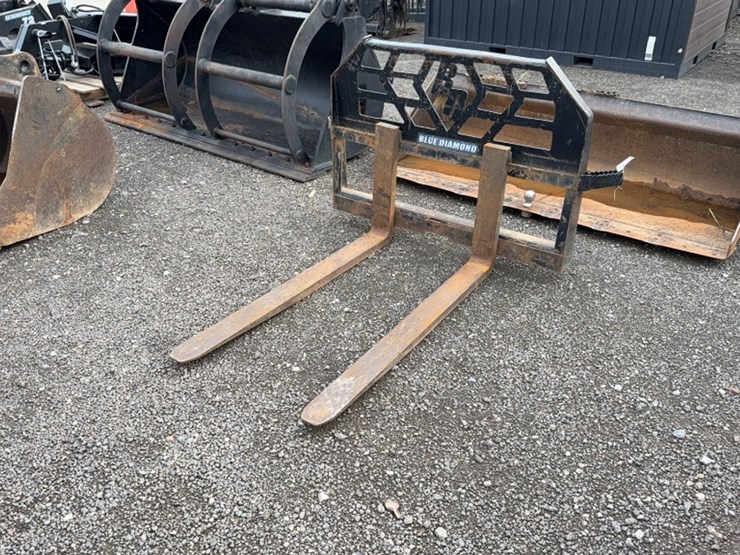 #2015-•-blue-diamond-48"-skid-steer-pallet-forks-image-1