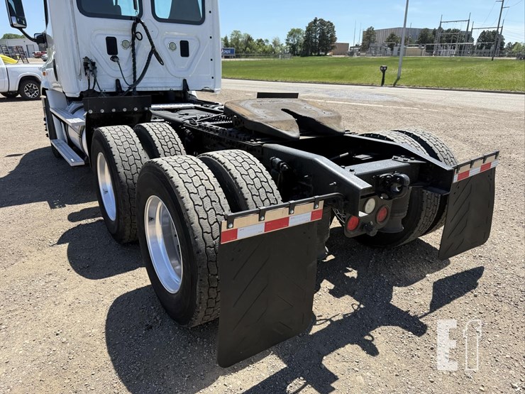 2013-freightliner-cascadia-125-image-16
