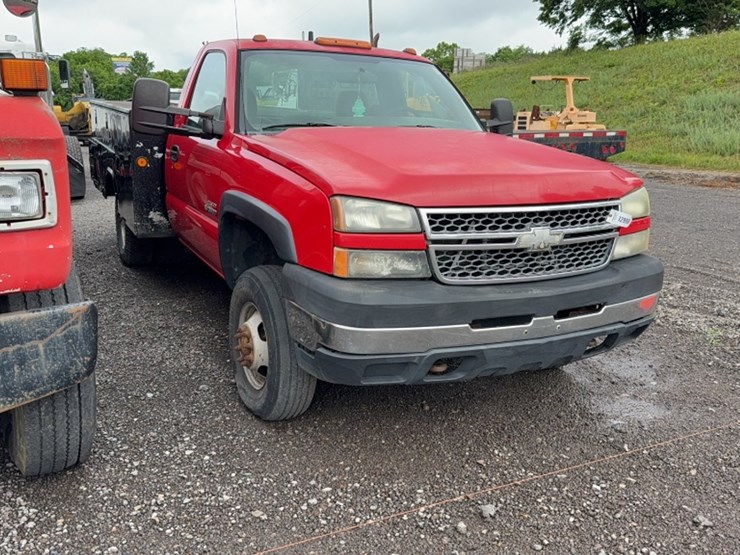 2005-chevrolet-3500-image-3