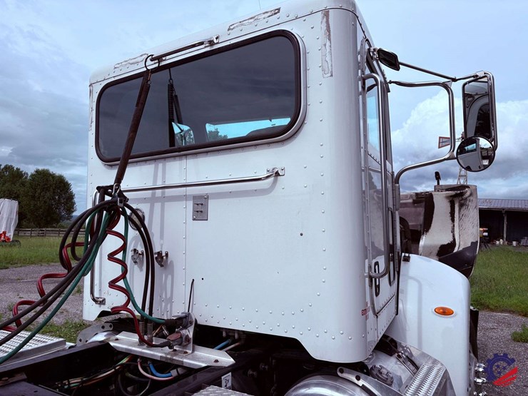 2006-peterbilt-335-image-33