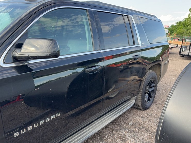 2015-chevrolet-suburban-image-11