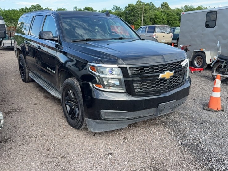 2015-chevrolet-suburban-image-3