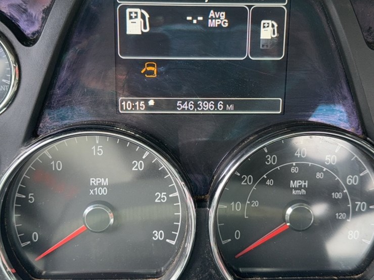 2015-peterbilt-579-image-18