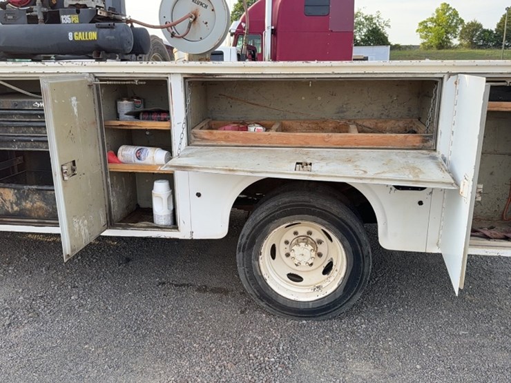 2003-ford-f550-image-16