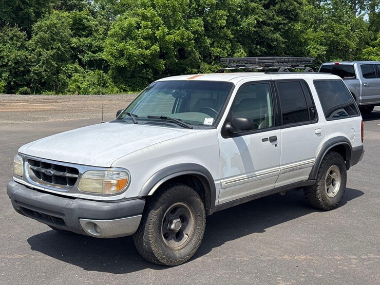 2001-ford-explorer-xlt-image-1