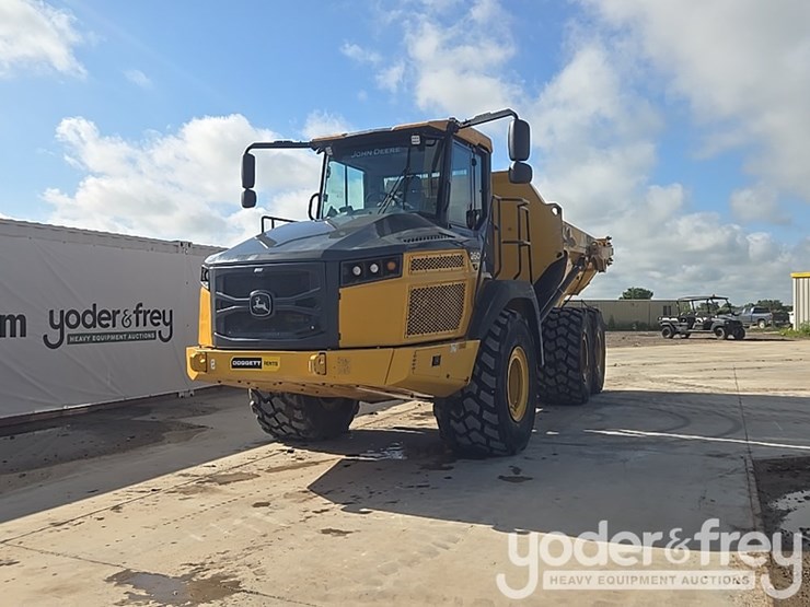 2023-deere-260e-image-1