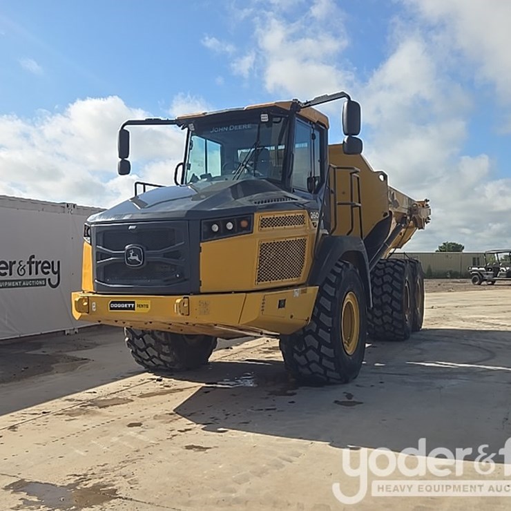 2023 DEERE 260E