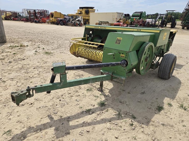 john-deere-336-image-3