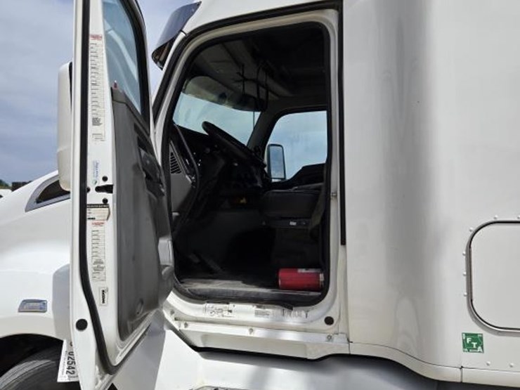 2018-kenworth-t680-image-17