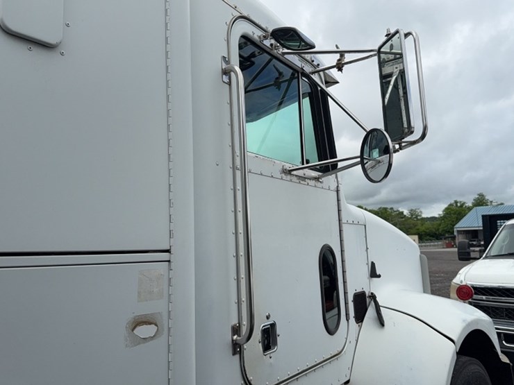 1995-peterbilt-330-image-6