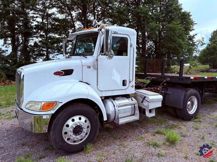 2006-peterbilt-335-image-1