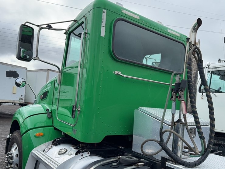 2014-peterbilt-386-image-11