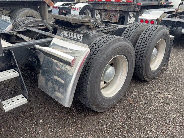 #2107-•-2016-freightliner-tandem-axle-road-tractor-image-9