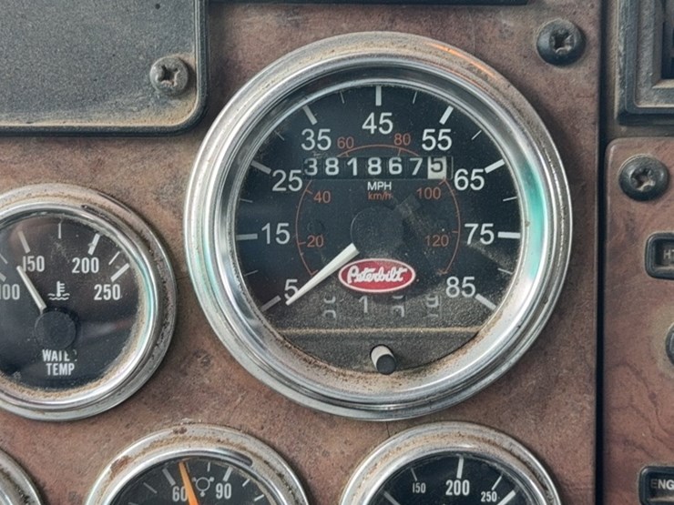 2006-peterbilt-335-image-21