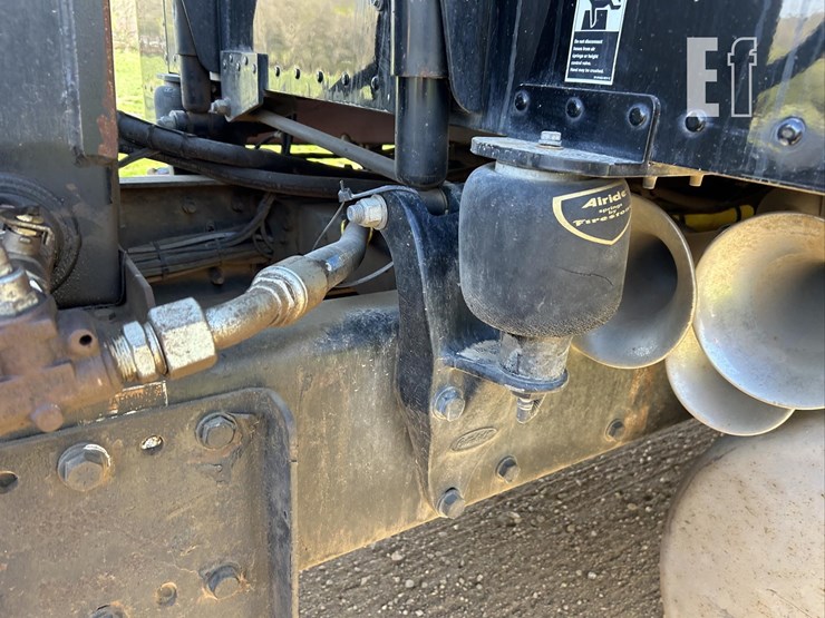 2017-peterbilt-389-image-45