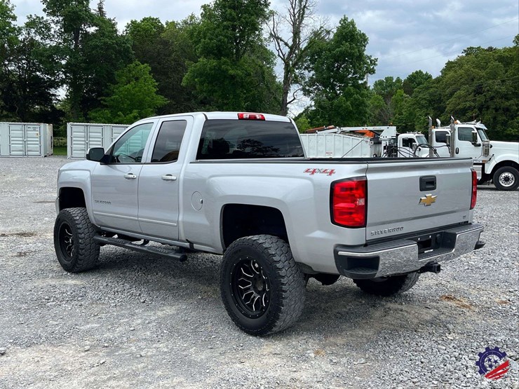 2017-chevrolet-silverado-lt-pickup-truck-image-28