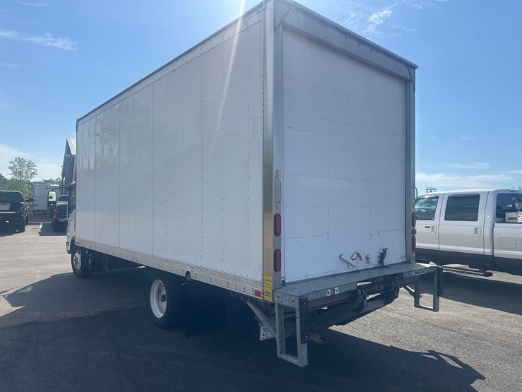 2022-isuzu-npr-image-5