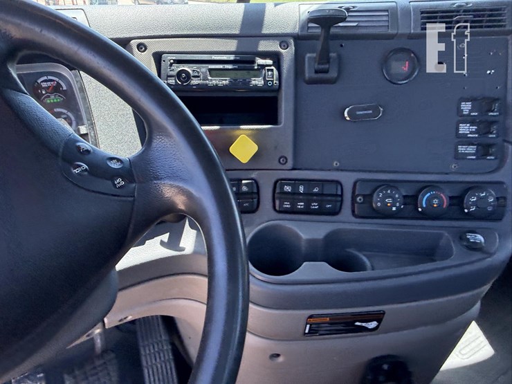 2013-freightliner-cascadia-125-image-41