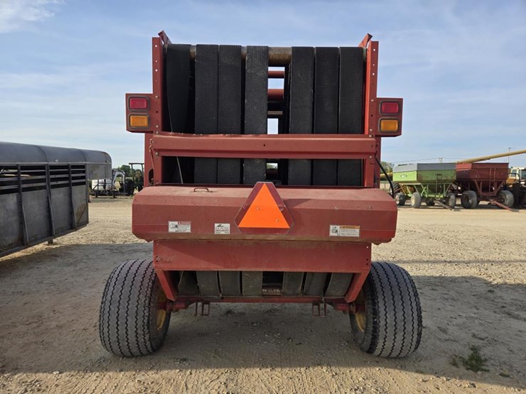new-holland-br780a-image-12