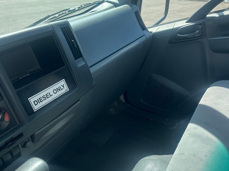 2022-isuzu-npr-image-28