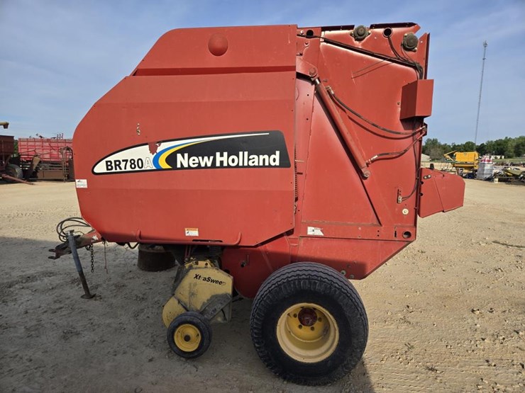 new-holland-br780a-image-14