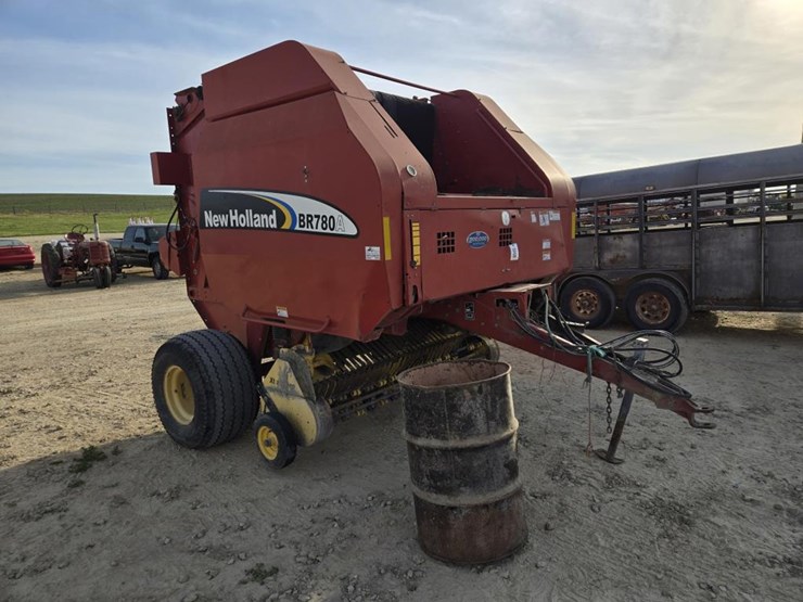 new-holland-br780a-image-6