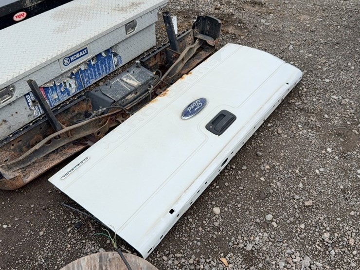 #6092-•-ford-tail-gate-&-bumper-image-2