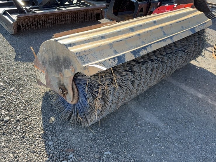 #2003-•-bobcat-88"-skid-steer-angle-broom-image-1