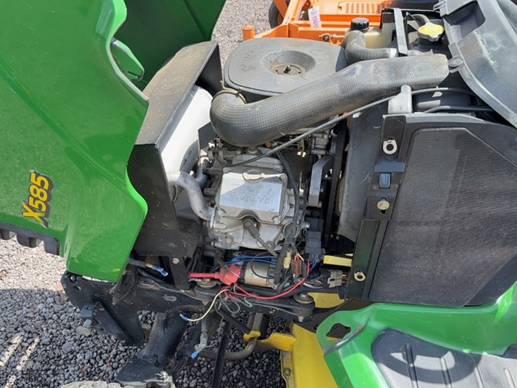 john-deere-x585-image-10