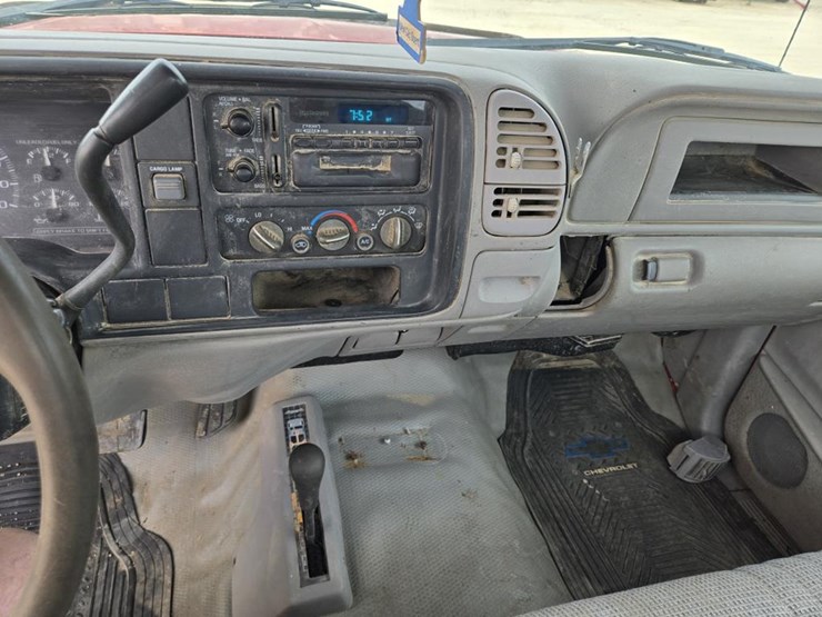 2000-chevrolet-3500-image-17