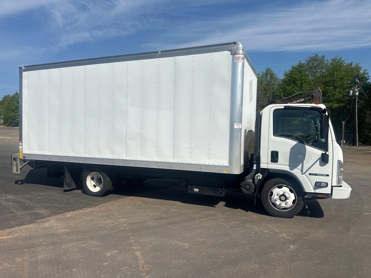 2022-isuzu-npr-image-2