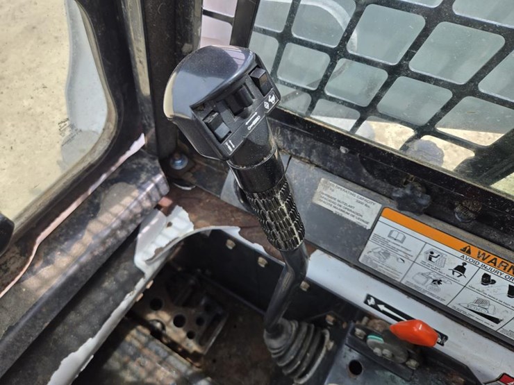 2009-bobcat-s330-image-19
