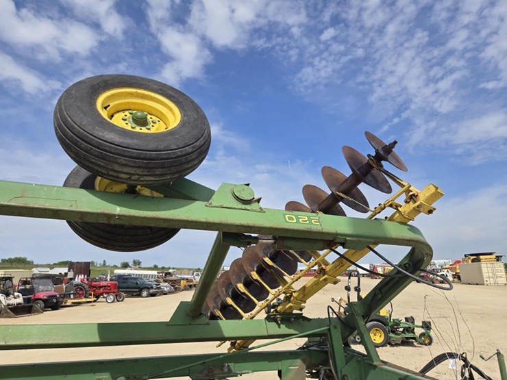 john-deere-220-image-6