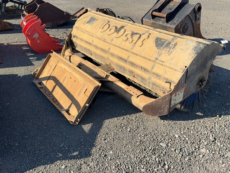 #2003-•-bobcat-88"-skid-steer-angle-broom-image-4