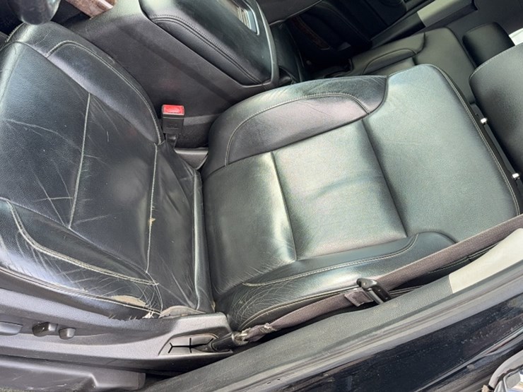 2015-chevrolet-suburban-image-15
