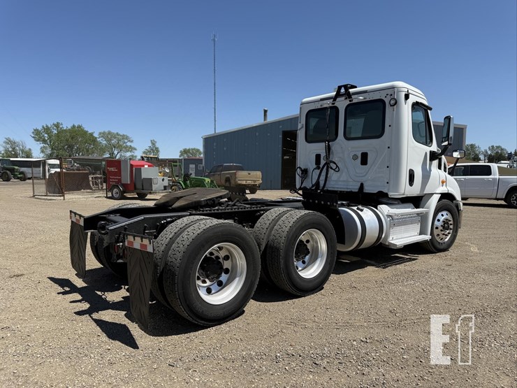 2013-freightliner-cascadia-125-image-18