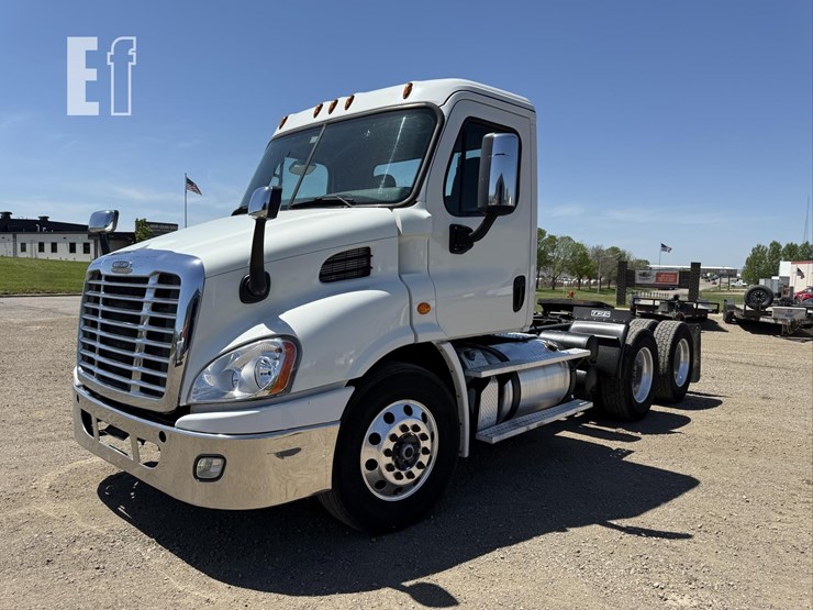 2013-freightliner-cascadia-125-image-13