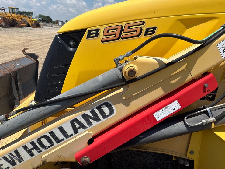 2009-new-holland-b95b-image-19