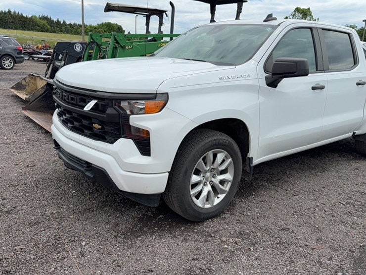 #3014-•-2022-chevy-silverado-pickup-truck-image-1