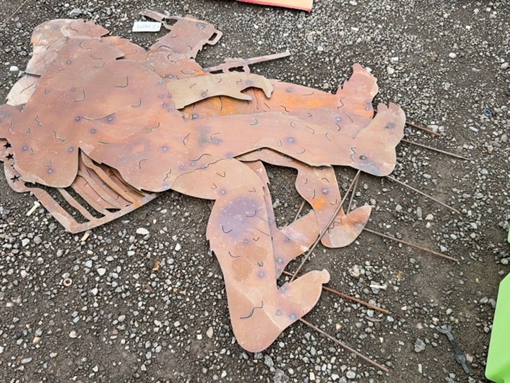 #6076-•-qty(3)-metal-sasquatches-image-1