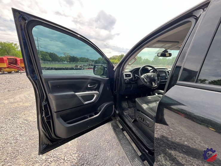 2017-nissan-titan-image-64