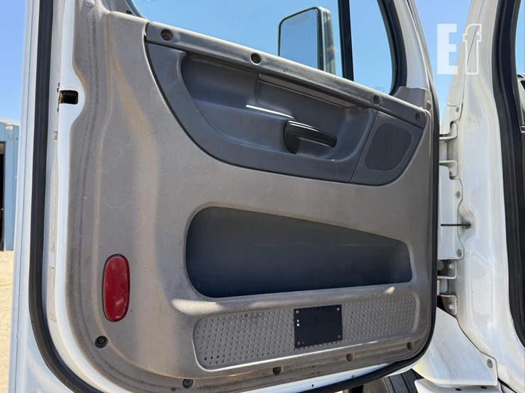 2013-freightliner-cascadia-125-image-36